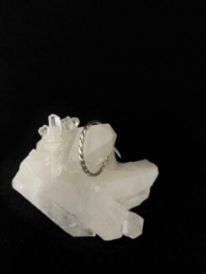 produto_110_1_img_8201-e378f4b60fdd6a6de5169782115336011-541e6d616fa0f0733616978229719620-1024-1024-1.jpeg Anel Prata Modelo Lush Arame