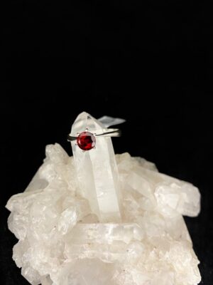 produto_11_1_img_68981-7e2a7635e06401943116939403048173-1024-1024-1.jpeg Anel Prata e Granada Modelo Solitário Falange