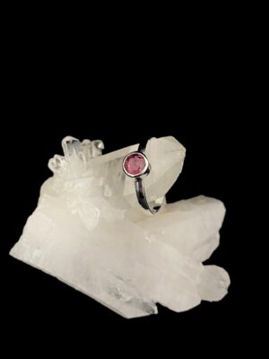 produto_133_1_img_8184-e14b85e1e5d5fe9916169835537733131-d96db4dbbf32c5770e16983556706206-1024-1024-1.jpeg Anel Prata e Turmalina Rosa Circular Falange