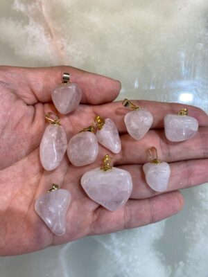 produto_145_1_img_8311-ee31d113d8de80e7f916987860640453-1024-1024-1.jpeg Pingente Quartzo Rosa Rolado