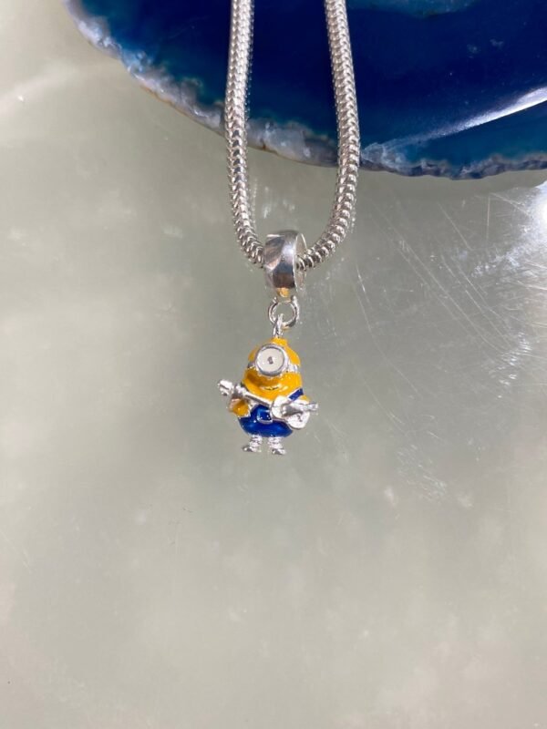 Berloque Prata Modelo Minion Baterista - Imagem 2