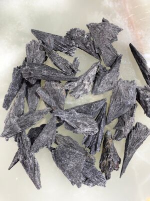 produto_162_1_img_8352-ece0bd07da022f8b8616988913605282-1024-1024-2.jpeg Unidade de Vassoura de Bruxa (Cianita Negra)