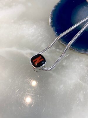 produto_185_1_img_8397-1694823be5eba068d916992886830828-1024-1024-1.jpeg Berloque Prata Modelo Netflix