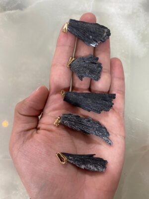 produto_188_1_img_8466-936b7ad69abff00a6f16992905745037-1024-1024-1.jpeg Pingente de Vassoura de Bruxa (Cianita Negra)