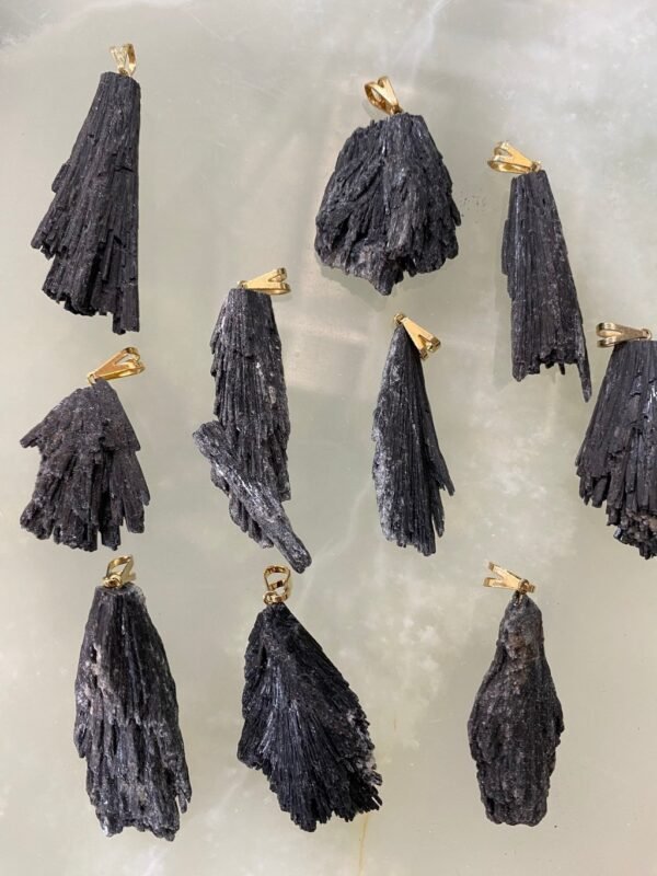 Pingente de Vassoura de Bruxa (Cianita Negra) - Imagem 3