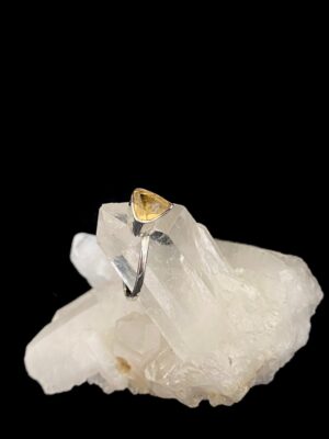 produto_195_1_img_8519-74ec810519465c736316999703084006-1024-1024-1.jpeg Anel Prata e Citrino Modelo Triangular Falange