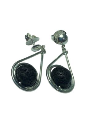 produto_222_1_photoroom_20231130_173153-f1f7fda9e27613354c17014569483155-1024-1024-1.jpeg Brinco Semi-Jóia Pedra Vulcânica Modelo Meteoro