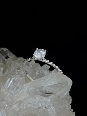 produto_252_1_img_9089-55c972219aad43573417023050240678-1024-1024-1.jpeg Anel Prata Modelo Lush Detalhado