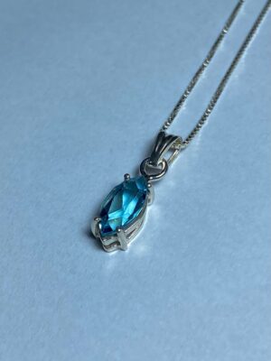 produto_269_1_img_0034-5764d7597059d1fd4317026445916708-1024-1024-1.jpeg Colar Prata e Topázio Azul Modelo Navete