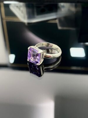 produto_2_1_img_07351-413b2805a281da49b816900392896125-1024-1024-1.jpeg Anel Prata e Ametista em formato quadrilátero