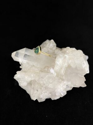 produto_31_1_img_74461-825b61a3fd0a1f2b7f16956744878813-1024-1024-1.jpeg Anel Ouro e Esmeralda Gota