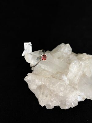 produto_48_1_img_7658-6a60d5e74d0c856ee316964435868289-1024-1024-1.jpeg Anel Prata e Granada Circular Falange