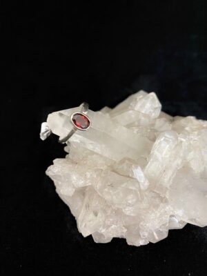 produto_55_1_img_7665-5f7126ad81524ea6d216964616990591-1024-1024-1.jpeg Anel Prata e Granada Oval Falange